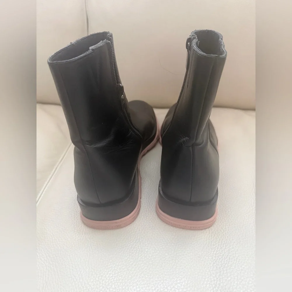 Alexander McQueen step out